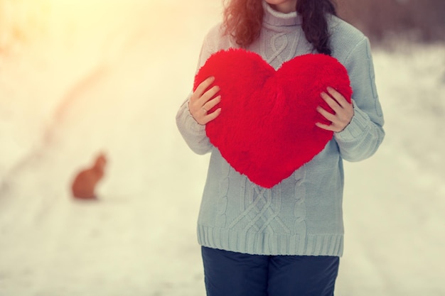 mujer joven, llevando, suéteres, tenencia, corazón rojo, aire libre, en, invierno