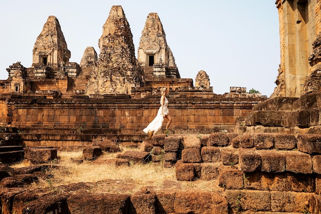 mujer joven, llevando, túnica blanca, vestido, en, antiguo, khmer, ruinas, angkor wat
