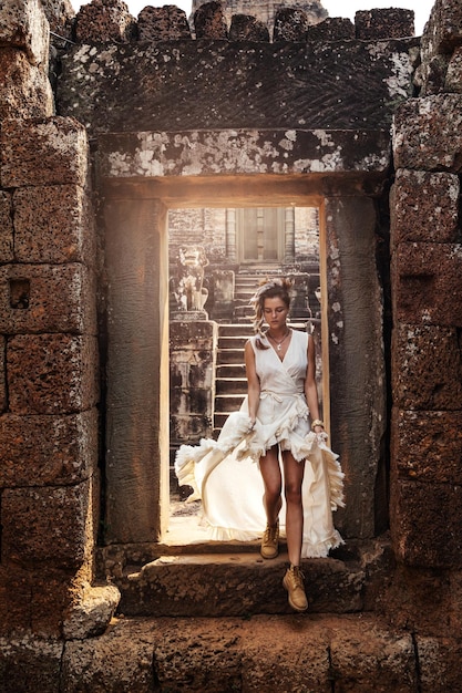 mujer joven, llevando, túnica blanca, vestido, en, antiguo, khmer, ruinas, angkor wat