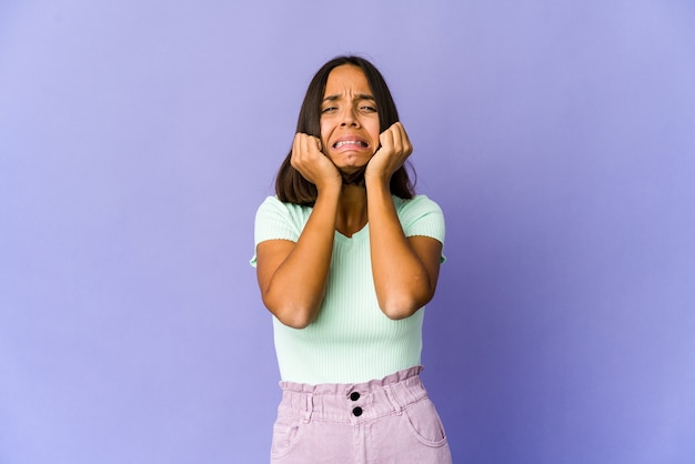 Mujer joven llorando, descontento con algo