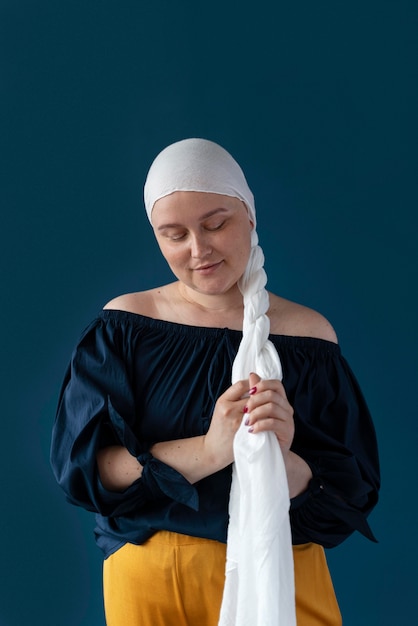 Foto mujer joven luchando contra el cáncer de mama