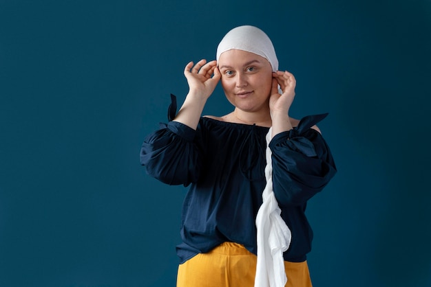 Foto mujer joven luchando contra el cáncer de mama