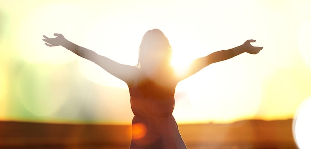 Mujer joven en la luz del atardecer