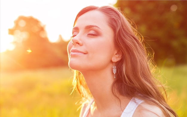 Mujer joven, en, luz del atardecer