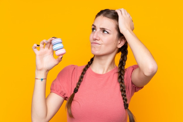 Foto mujer joven con macarons