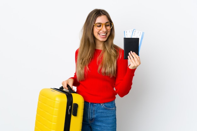 Mujer joven con maleta de viaje amarilla