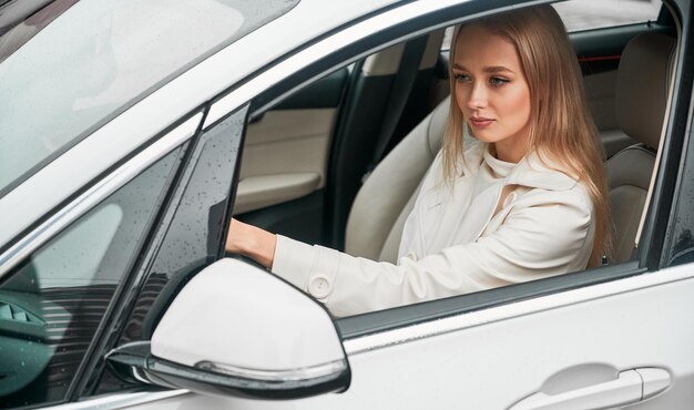 mujer joven, manejar, coche moderno