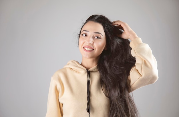 mujer joven, mano, en, pelo largo