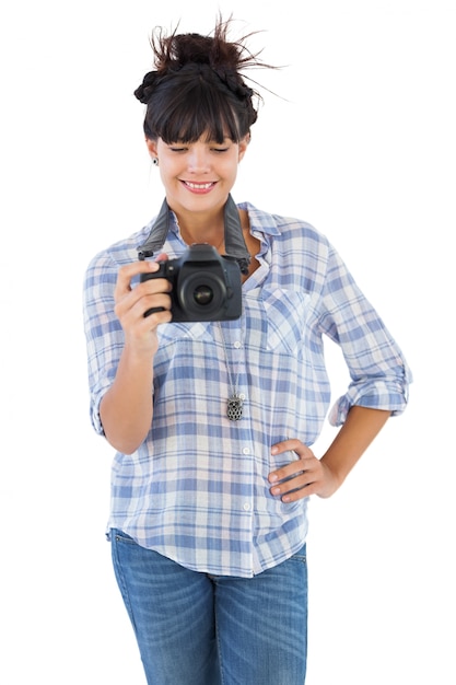 Mujer joven con la mano en su cadera tomando la foto