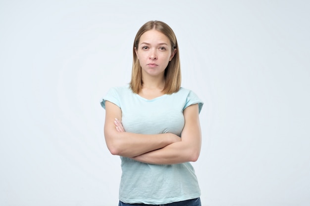 Mujer joven, con, manos juntas