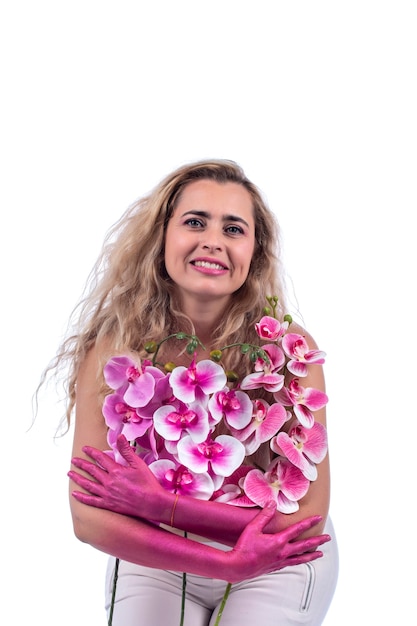 Mujer joven con manos rosas y flores sobre un blanco.