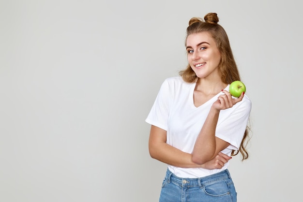 Foto mujer joven con una manzana.