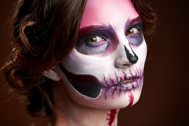 mujer joven con maquillaje de calavera