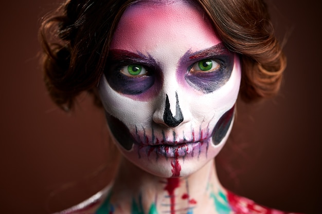 mujer joven con maquillaje de calavera