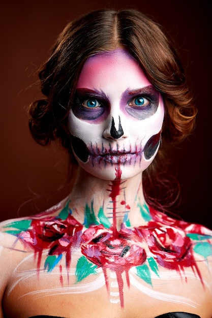 mujer joven con maquillaje de calavera