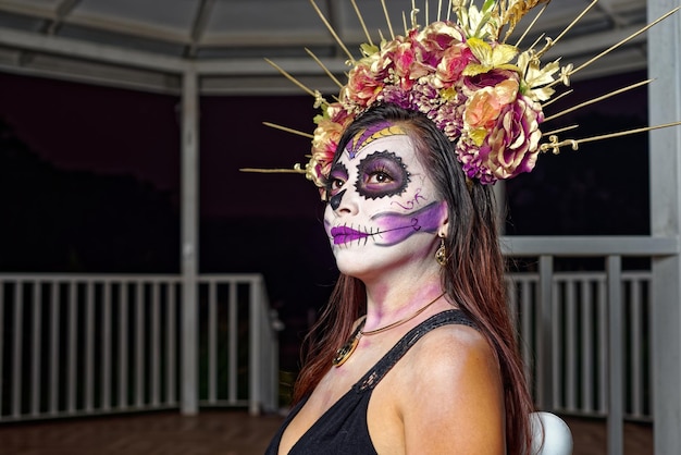 Mujer joven con maquillaje de calaveras de azúcar Retrato de Catrina del Día de los Muertos