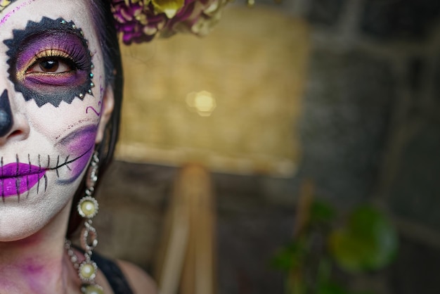 Mujer joven con maquillaje de calaveras de azúcar Retrato de Catrina del Día de los Muertos