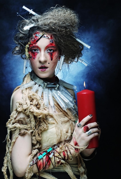 Mujer joven con maquillaje creativo tema de Halloween
