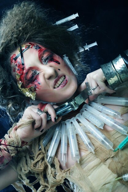 Foto mujer joven con maquillaje creativo tema de halloween