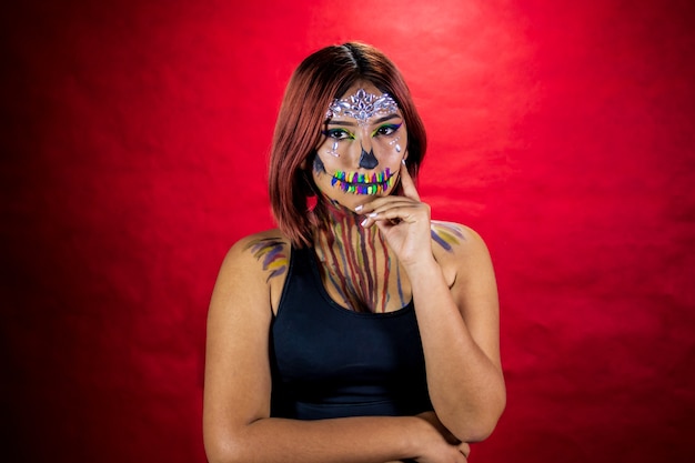 Mujer joven con maquillaje para fiesta de halloween fiesta de disfraces fondo rojo