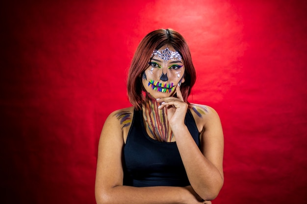 Mujer joven con maquillaje para fiesta de halloween fiesta de disfraces fondo rojo