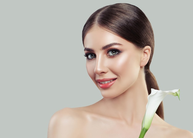 mujer joven, con, maquillaje, y, flor, perfecto, cara femenina