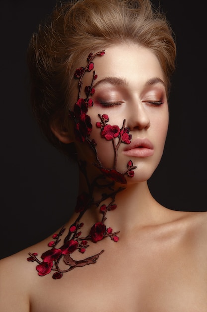 Mujer joven con maquillaje de flores