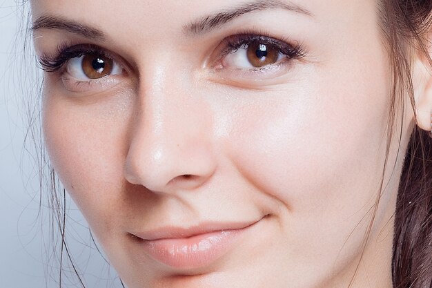 Mujer joven con maquillaje natural y piel clara