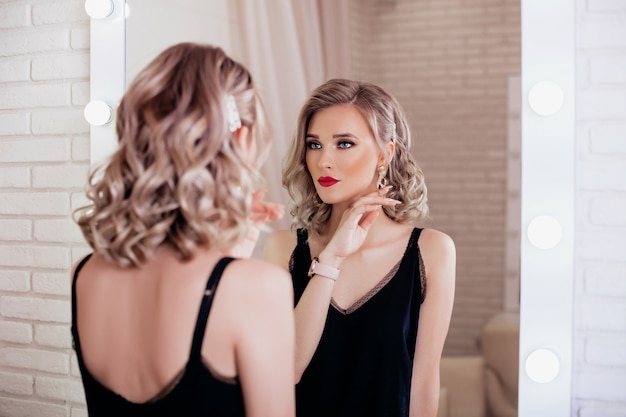 Mujer joven con maquillaje y peinado rubio