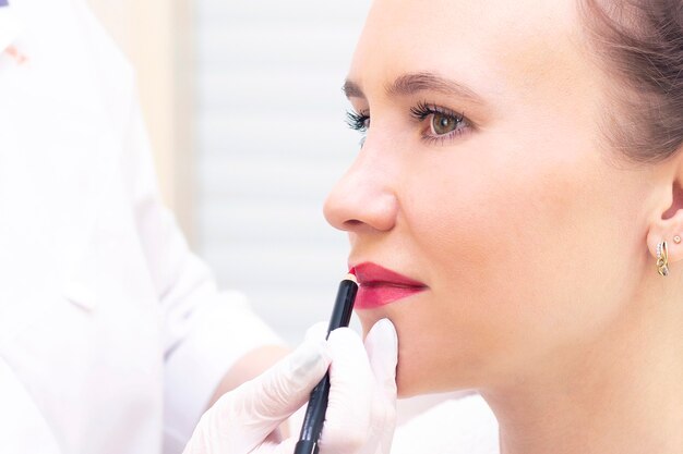 Mujer joven con maquillaje permanente en los labios