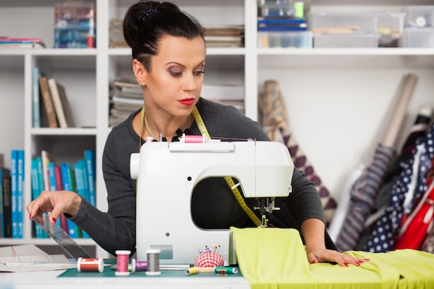 Mujer joven en una máquina de coser