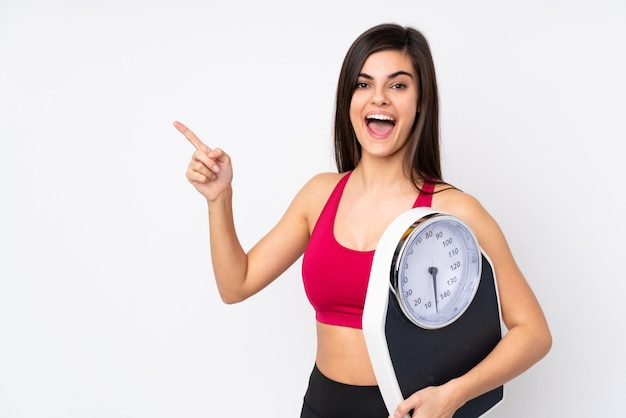 Mujer joven con máquina de pesaje