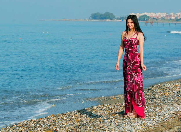 Mujer joven en el mar en verano