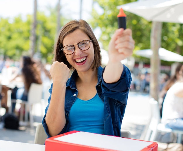 mujer joven con marcador en la universidad