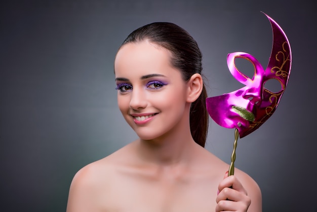 Mujer joven con máscara de carnaval