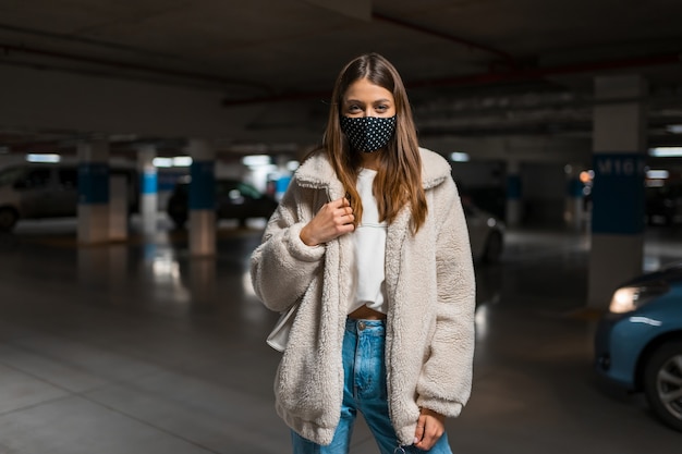 Mujer joven con máscara en el centro comercial.