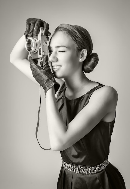 Foto mujer joven con máscara contra un fondo blanco