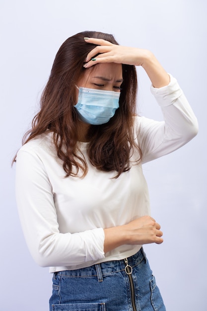 Mujer joven con una máscara médica en pánico por el coronavirus. Concepto de pánico por coronavirus y gripe.