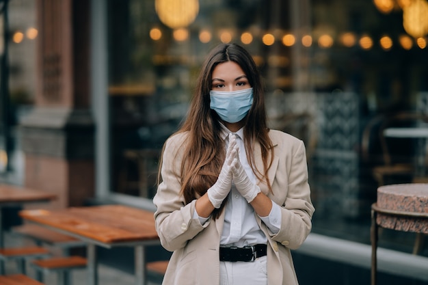 Mujer joven con mascarilla en la calle