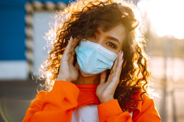 Mujer joven con mascarilla médica