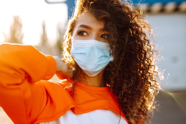 Mujer joven con mascarilla médica