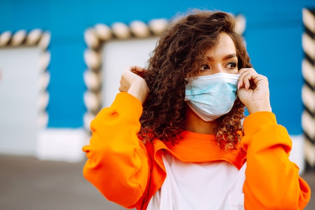 Mujer joven con mascarilla médica