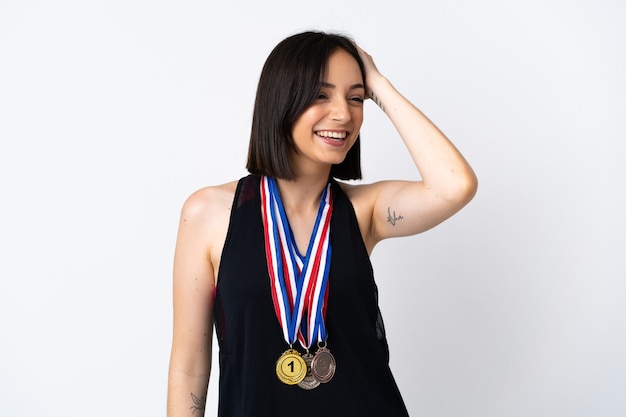 Mujer joven con medallas aisladas en pared blanca se ha dado cuenta de algo y tiene la intención de la solución