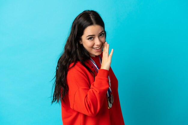 Mujer joven con medallas aislado