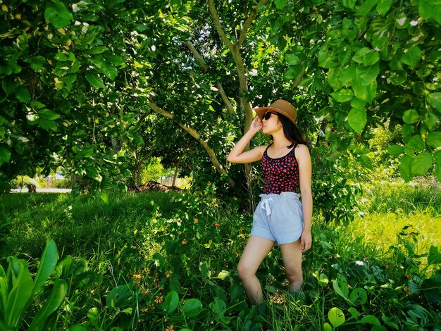 Foto mujer joven en medio de las plantas