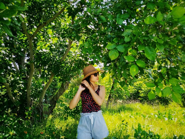 Foto mujer joven en medio de las plantas