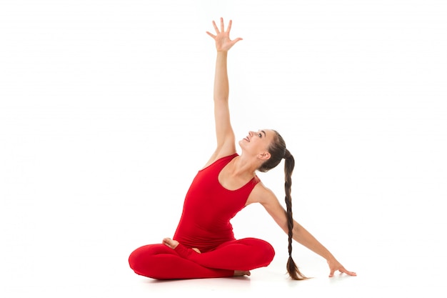 Mujer joven meditación en una pose de yoga