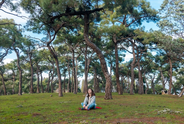 Mujer joven meditando en el bosque