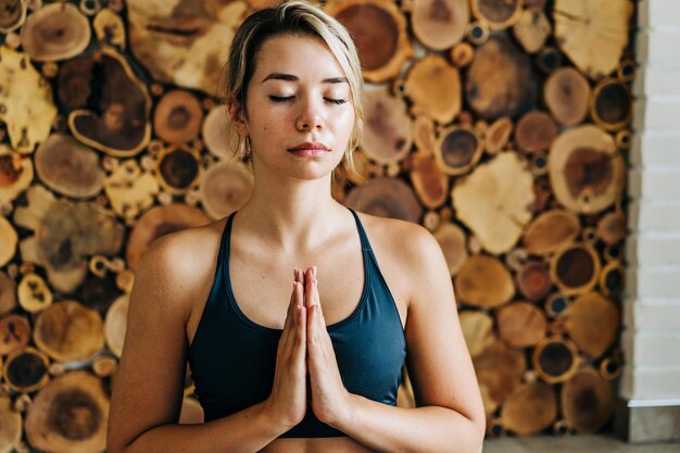 Foto mujer joven meditando en casa