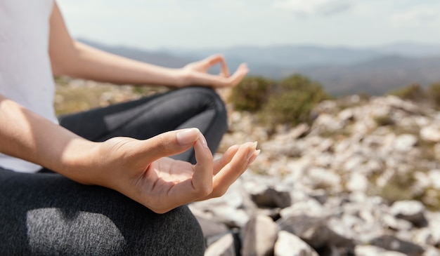 Foto mujer joven, meditar, aire libre